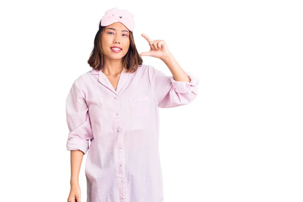 Mladá Krásná Čínská Dívka Spánkové Masce Pyžama Úsměvem Sebevědomé Gestikulování — Stock fotografie