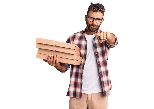 Giovane Uomo Ispanico Che Tiene Mano Scatola Della Pizza Consegna — Foto Stock