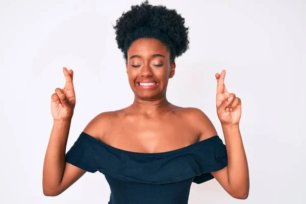 Mujer Afroamericana Joven Vestida Con Ropa Casual Haciendo Gestos Con — Foto de Stock