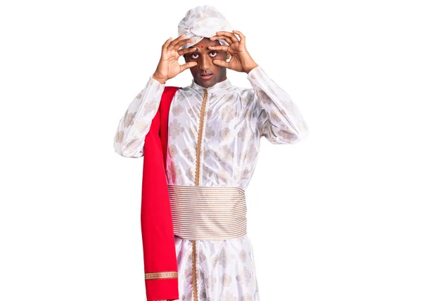 アフリカのハンサムな男は伝統的なSherwaniを身に着けている服を見て指で目を開こうとすると 眠いと朝の疲労のために疲れて — ストック写真