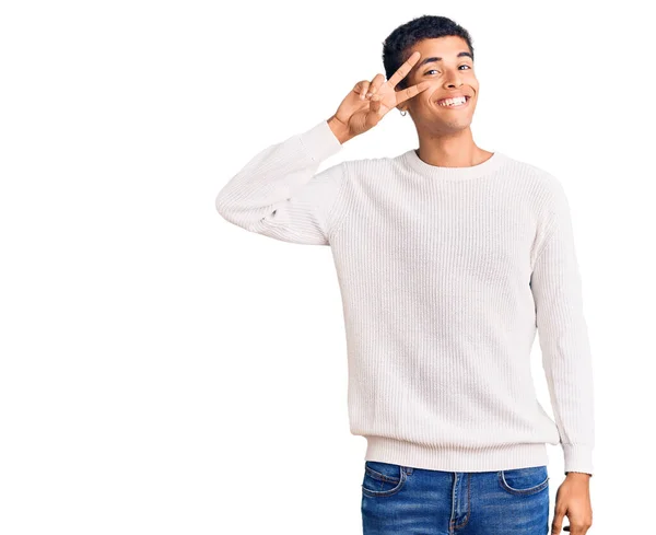 Jeune Homme Afro Américain Portant Des Vêtements Décontractés Faisant Symbole — Photo