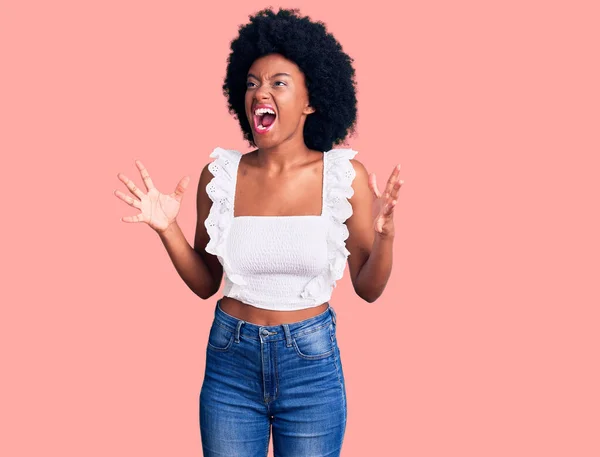 Jonge Afro Amerikaanse Vrouw Draagt Casual Kleding Gek Gek Schreeuwen — Stockfoto