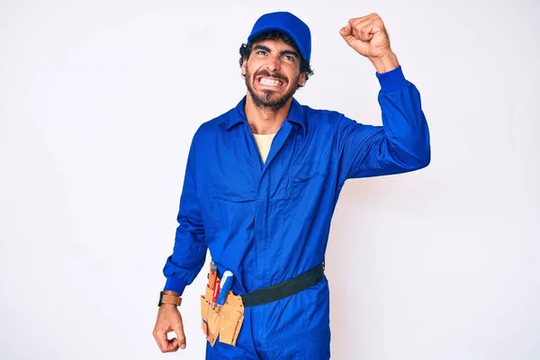 Bonito Jovem Com Cabelo Encaracolado Urso Weaing Handyman Uniforme Irritado — Fotografia de Stock