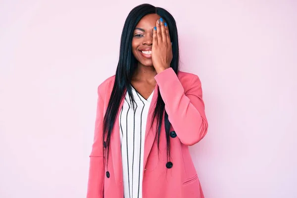 Młoda Afroamerykanka Ubrana Ubrania Biznesowe Zakrywające Jedno Oko Ręką Pewny — Zdjęcie stockowe