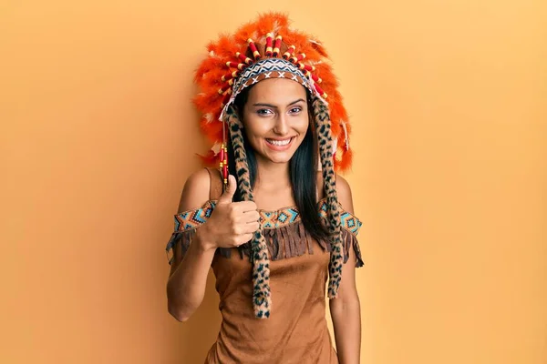 Mulher Morena Jovem Vestindo Traje Indiano Fazendo Polegares Felizes Gesto — Fotografia de Stock