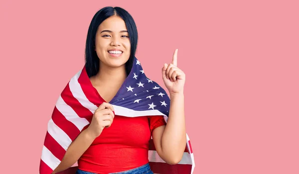 Ung Vacker Asiatisk Flicka Håller Usa Flagga Överraskad Med Idé — Stockfoto