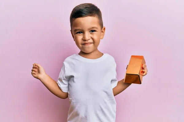 Bedårande Latin Barn Som Håller Guld Göt Ler Glad Pekar — Stockfoto
