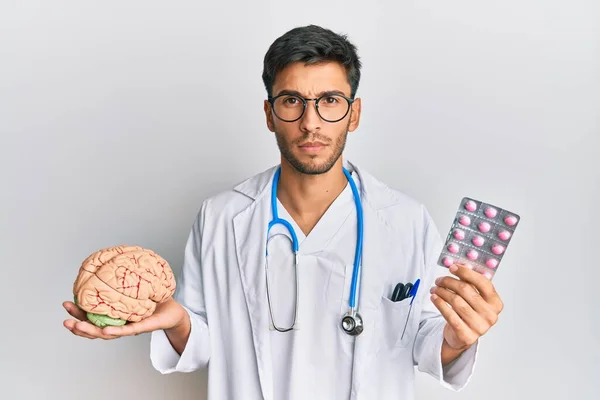 Homem Bonito Jovem Segurando Cérebro Pílulas Como Conceito Saúde Mental — Fotografia de Stock