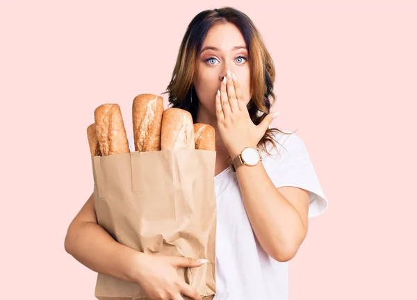 Jovem Bela Mulher Caucasiana Segurando Saco Papel Com Pão Cobrindo — Fotografia de Stock