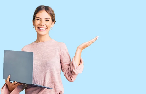 Hermosa Mujer Caucásica Con Cabello Rubio Trabajando Con Computadora Portátil — Foto de Stock