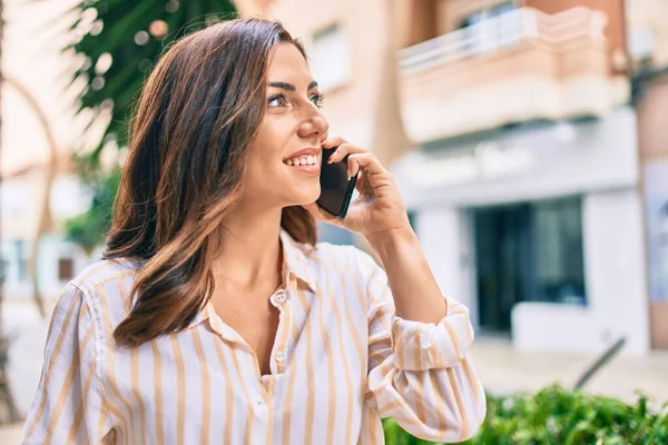 Joven Mujer Hispana Sonriendo Feliz Hablando Smartphone Ciudad — Foto de Stock