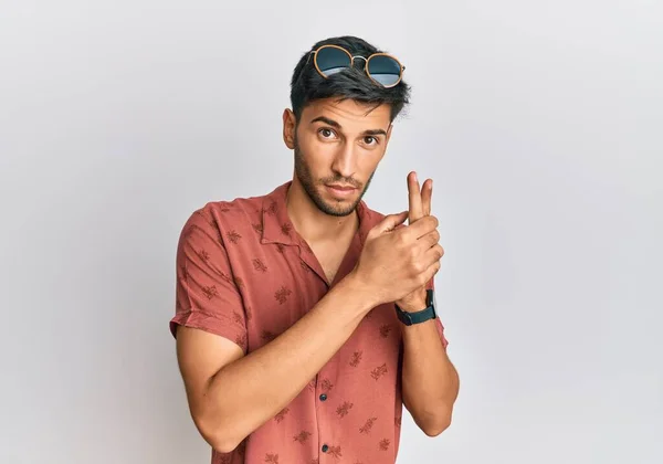 Mladý Pohledný Muž Neformálním Letním Oblečení Symbolickou Pistolí Ruce Hrající — Stock fotografie