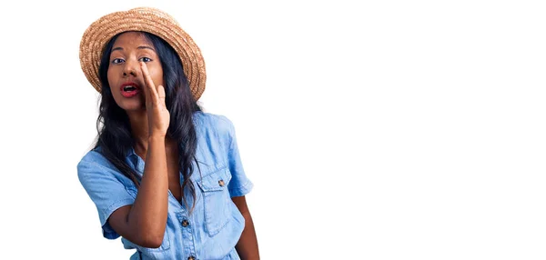 Yaz Şapkası Takan Genç Hintli Kız Gizli Dedikodular Anlatıyor Kötü — Stok fotoğraf