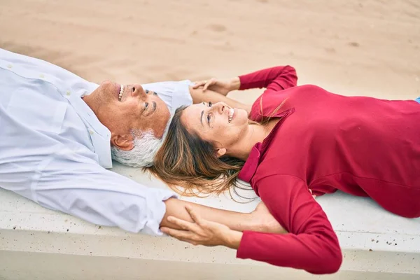 Coppia Mezza Età Innamorata Sdraiata Sulla Sabbia Spiaggia Felice Allegra — Foto Stock