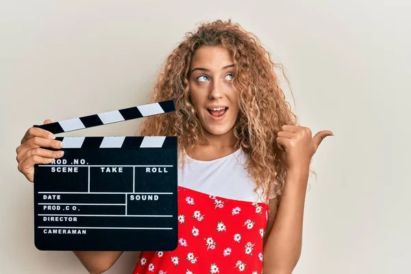 Piękny Biały Nastolatek Dziewczyna Trzyma Wideo Film Clapboard Wskazując Kciuk — Zdjęcie stockowe