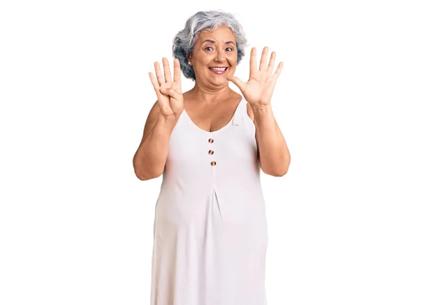 Старша Жінка Сірим Волоссям Носить Повсякденний Одяг Показуючи Вказуючи Пальцями — стокове фото