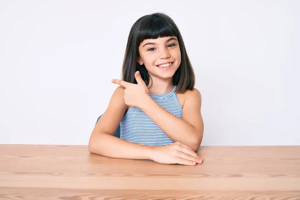 Niña Joven Con Flequillo Usando Ropa Casual Sentada Mesa Sonriendo —  Fotos de Stock