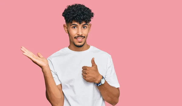 Hombre Árabe Joven Vistiendo Camiseta Blanca Casual Mostrando Palma Mano — Foto de Stock