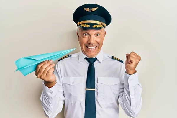 Schöner Älterer Mann Flugzeugpilotenuniform Mit Papierflugzeug Der Stolz Schreit Und — Stockfoto