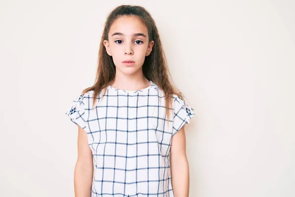 Menina Criança Hispânica Bonito Vestindo Roupas Casuais Com Expressão Séria — Fotografia de Stock