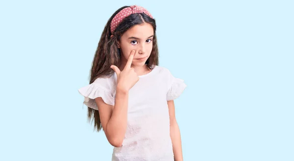 Aranyos Spanyol Gyerek Lány Visel Alkalmi Fehér Póló Mutatva Szem — Stock Fotó