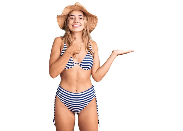 Ung Vacker Blond Kvinna Bikini Och Hatt Visar Handflatan Och — Stockfoto