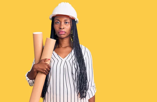 Ung Afrikansk Amerikansk Kvinna Bär Arkitekt Hardhat Hålla Ritningar Tänkande — Stockfoto