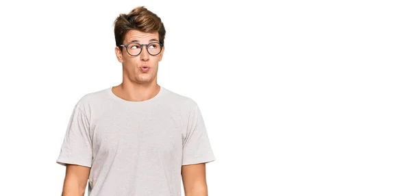 Hezký Běloch Neformálním Oblečení Brýlích Dělá Rybí Ksicht Rty Bláznivým — Stock fotografie