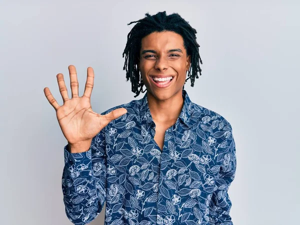 아프리카계 미국인 스타일 셔츠를 자신감 행복하게 웃으면서 손가락 가리키며 — 스톡 사진