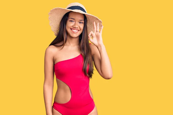 Joven Hermosa Chica Latina Con Traje Baño Sombrero Verano Sonriendo — Foto de Stock