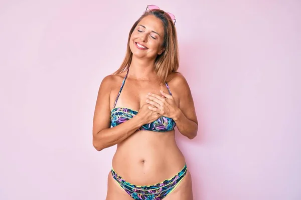 Latino Vrouw Van Middelbare Leeftijd Die Een Bikini Draagt Glimlachend — Stockfoto