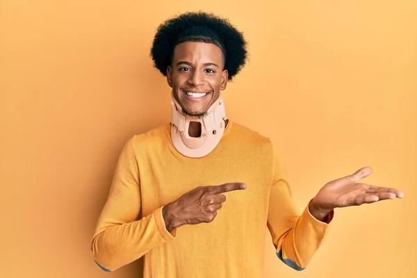 Africano Americano Com Cabelo Afro Vestindo Colar Cervical Pescoço Espantado — Fotografia de Stock