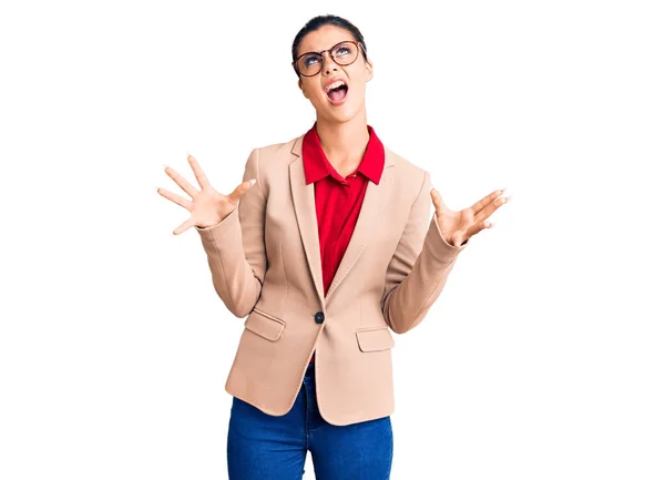 Joven Hermosa Mujer Con Camisa Negocios Gafas Loco Loco Gritando — Foto de Stock