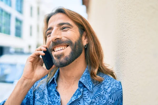 Joven Hombre Oriente Medio Hablando Teléfono Inteligente Ciudad —  Fotos de Stock