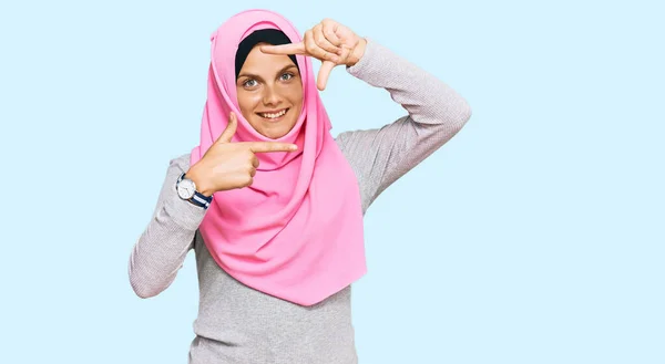 Mujer Caucásica Joven Que Usa Bufanda Islámica Tradicional Hijab Sonriendo — Foto de Stock