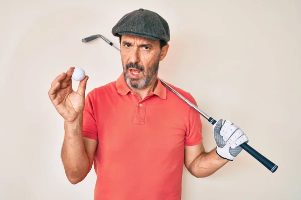 Homem Hispânico Meia Idade Segurando Clube Golfe Bola Rosto Choque — Fotografia de Stock