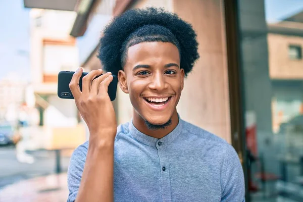 Młody Afroamerykanin Słuchający Wiadomości Dźwiękowych Pomocą Smartfona Mieście — Zdjęcie stockowe