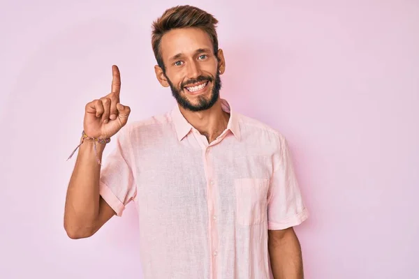 Knappe Blanke Man Met Baard Casual Roze Shirt Wijzend Met — Stockfoto