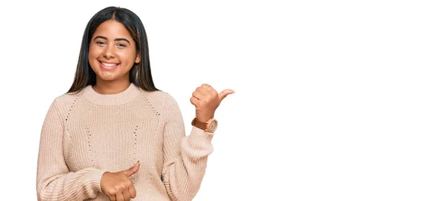 Молодая Латиноамериканка Шерстяном Зимнем Свитере Указывает Спину Поднятой Рукой Большими — стоковое фото