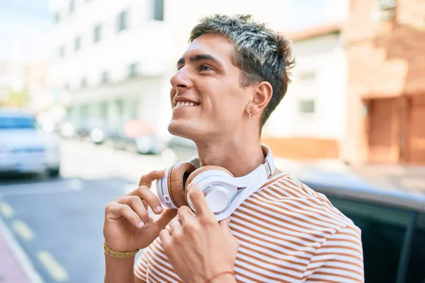 Jovem Caucasiano Bonito Sorrindo Feliz Usando Fones Ouvido Andando Cidade — Fotografia de Stock