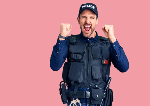 Joven Hombre Guapo Vistiendo Uniforme Policía Enojado Loco Levantando Puños — Foto de Stock