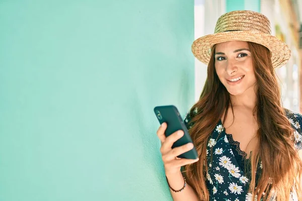 Junge Hispanische Frau Urlaub Mit Smartphone Auf Der Straße Der — Stockfoto