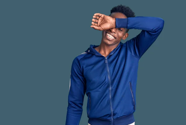 Ung Afrikansk Amerikansk Man Bär Sportkläder Täcker Ögonen Med Arm — Stockfoto