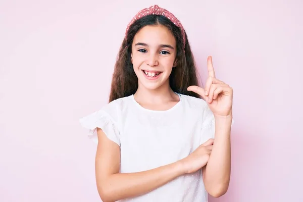 Mignon Hispanique Enfant Fille Portant Des Vêtements Décontractés Diadème Avec — Photo