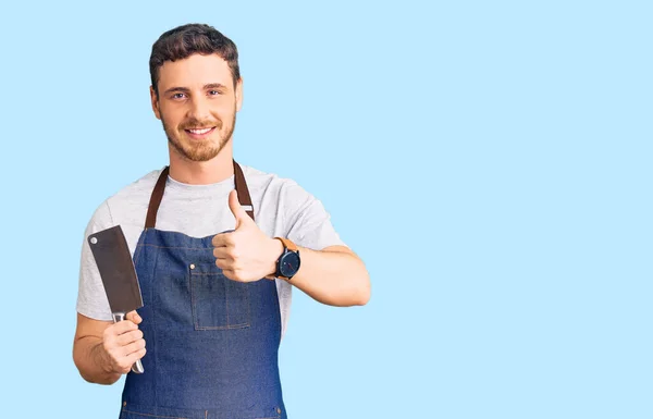 Bello Giovane Uomo Con Orso Indossando Grembiule Professionale Con Coltello — Foto Stock