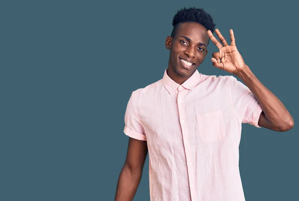 Gündelik Kıyafetler Giyen Gülümseyen Genç Afro Amerikan Adam Parmaklarıyla Tamam — Stok fotoğraf