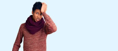 Yanlışlıkla el ele tutuşan sıradan bir kazak ve eşarp giyen Afro-Amerikan genç adam, hatayı hatırla. Unuttum, kötü hafıza kavramı. 