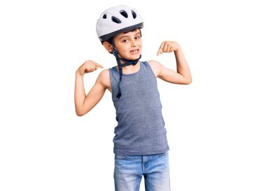 Bisiklet kaskı takan, kendine güvenen, gülümseyen, kendini gururlu ve mutlu gösteren küçük sevimli çocuk.. 