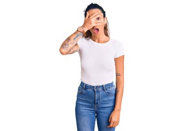 Dövmeli genç İspanyol bir kadın. Günlük beyaz tişört giyiyor. Şoka giriyor. Yüzü ve gözleri kapanıyor.. 