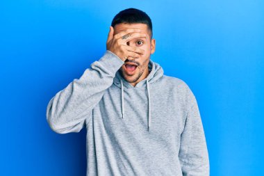 Dövmeleri olan yakışıklı bir adam. Sıradan bir kazak giyiyor. Şoka giriyor, yüzünü ve gözlerini eliyle kapatıyor. 